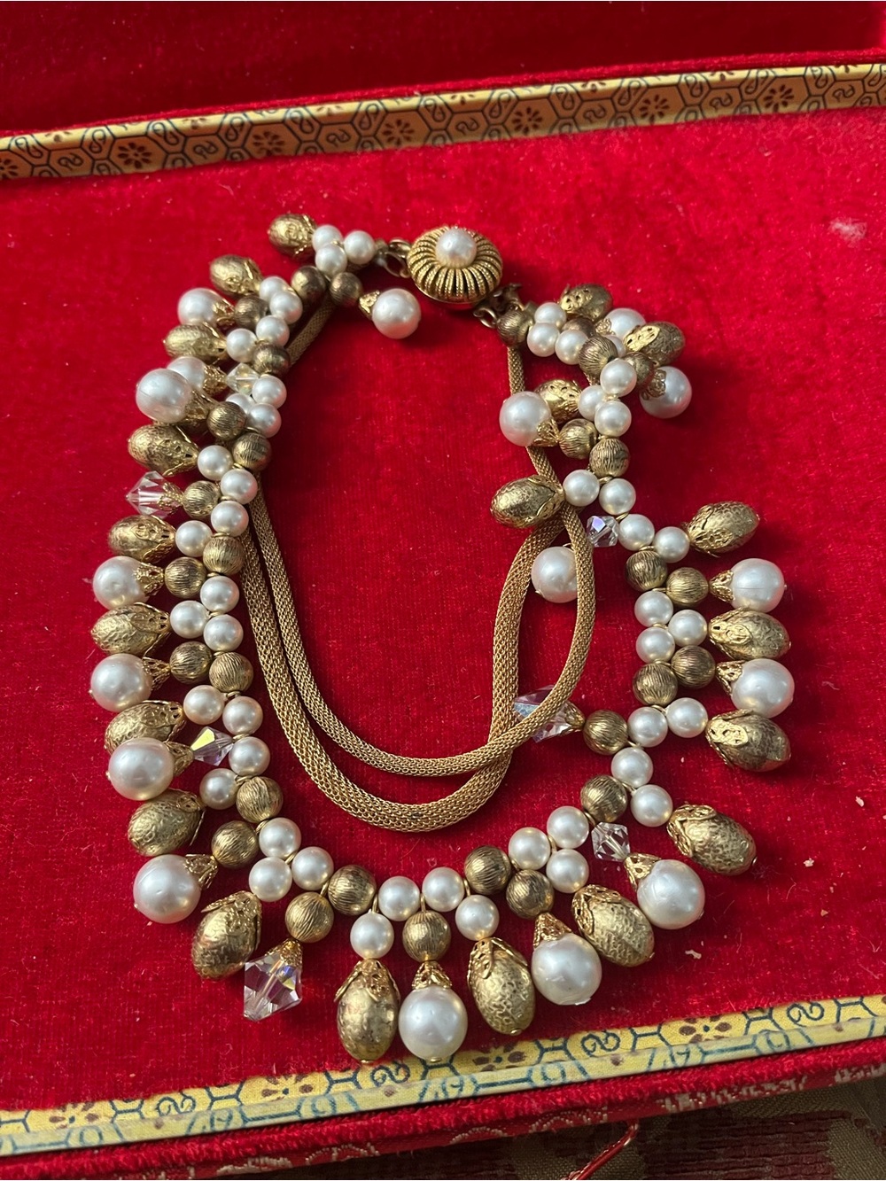 Vintage cha cha style
Necklace